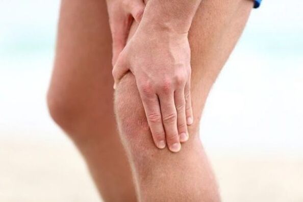 Il dolore all'articolazione del ginocchio con osteoartrosi